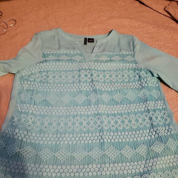 NEW Directions- Lace Overlay front blouse - Picture 3 of 7